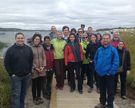Les Fellows d'Action Canada et les conseillers apprécient leur randonnée dans Yellowknife en compagnie de Scott Robertson (promotion 2010) le dimanche 1er septembre 2013.